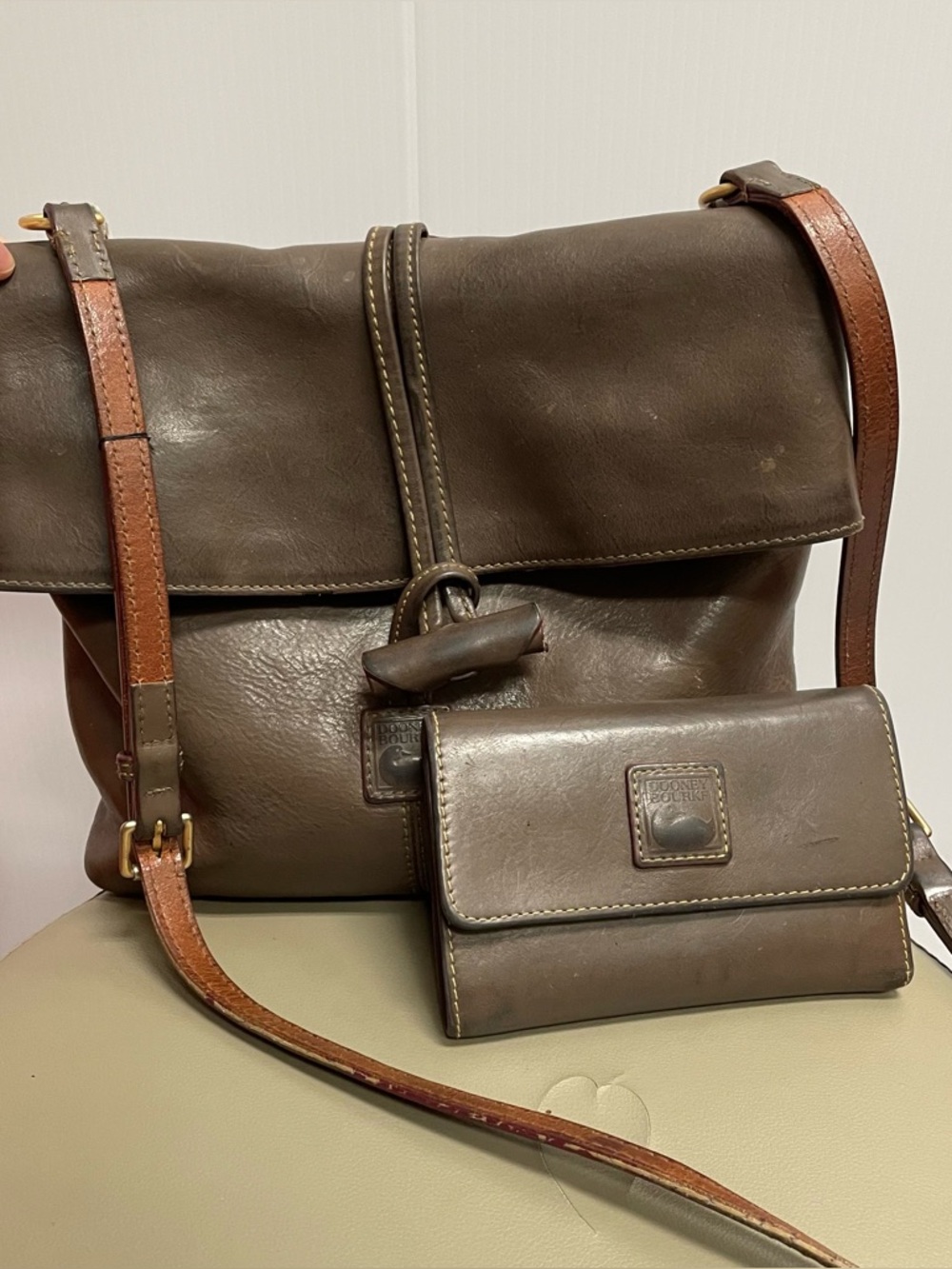 DOONEY & BOURKE BROWN LEATHER FLORENTINE MEDIUM TOGGLE CROSSBODY BAG + WALLET